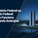 Banner informativo sobre precatórios federais no Distrito Federal. À esquerda, em um painel azul escuro, aparece o título em destaque: “Precatório Federal no Distrito Federal: Como Funciona e Quando Antecipar”. À direita, há uma fotografia do Congresso Nacional, em Brasília, mostrando as torres gêmeas e as cúpulas características do complexo arquitetônico refletidas no espelho d’água. A composição utiliza tons de azul e uma linha diagonal dourada que separa as áreas de texto e imagem. No canto inferior esquerdo há um logotipo branco. O design remete ao contexto jurídico e administrativo dos precatórios federais.