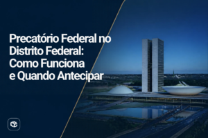 Banner informativo sobre precatórios federais no Distrito Federal. À esquerda, em um painel azul escuro, aparece o título em destaque: “Precatório Federal no Distrito Federal: Como Funciona e Quando Antecipar”. À direita, há uma fotografia do Congresso Nacional, em Brasília, mostrando as torres gêmeas e as cúpulas características do complexo arquitetônico refletidas no espelho d’água. A composição utiliza tons de azul e uma linha diagonal dourada que separa as áreas de texto e imagem. No canto inferior esquerdo há um logotipo branco. O design remete ao contexto jurídico e administrativo dos precatórios federais.